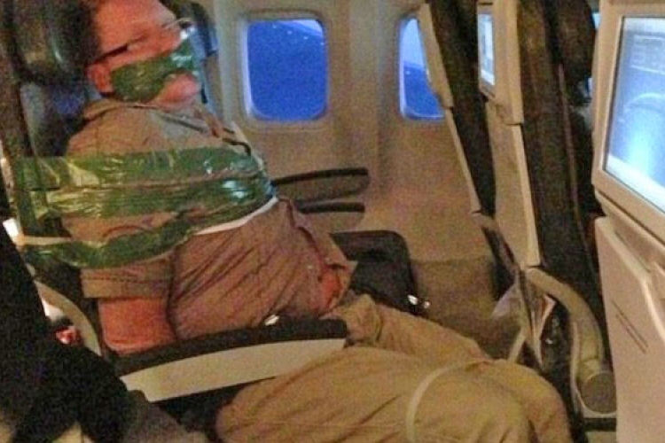 Leragasztottak egy részeg légi utast