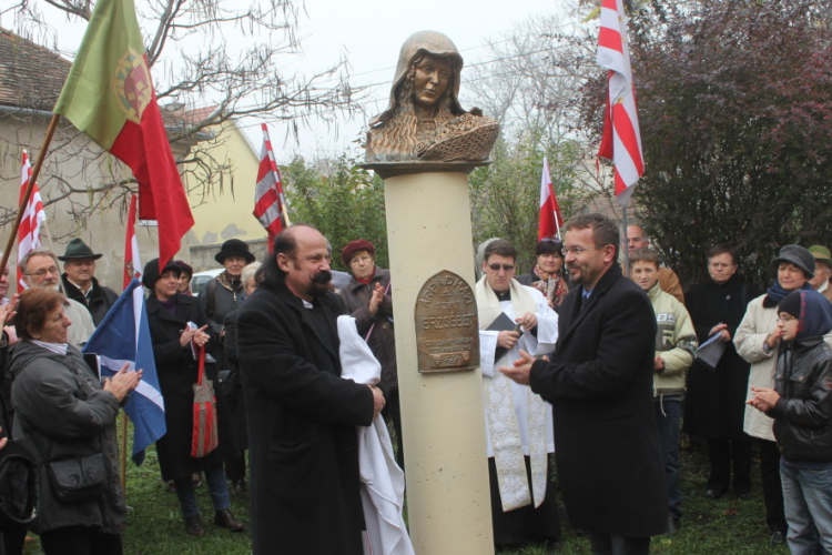 Szobrot állítottak Szent Erzsébet tiszteletére