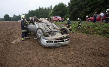Anya és két gyermeke borult fel autóval Zalában 