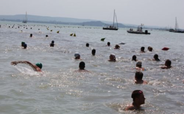 Közel nyolcezren úszták át a Balatont