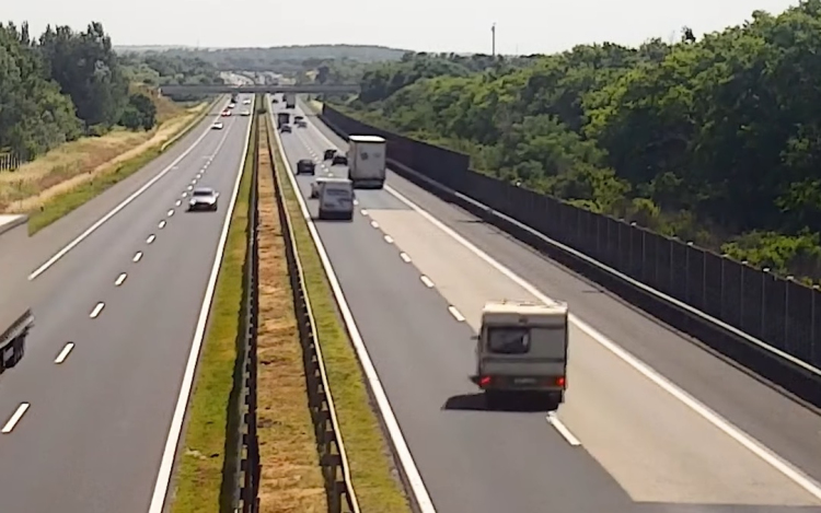 Rommá törtek egy lakókocsit az M3-ason - VIDEÓ