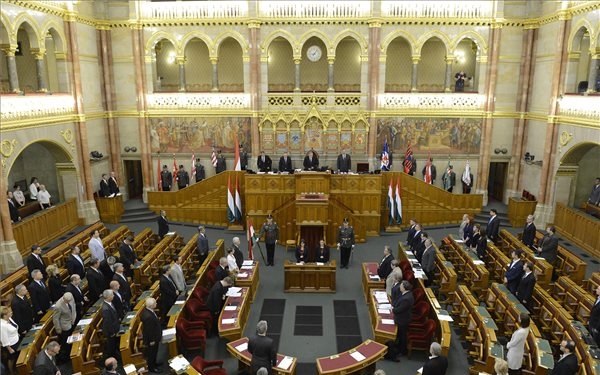 Az alaptörvény hetedik módosításáról szavaz ma a parlament 