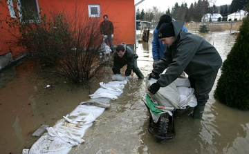 Árvíz - Homokzsákokkal védekeznek Kiskanizsán az víz ellen