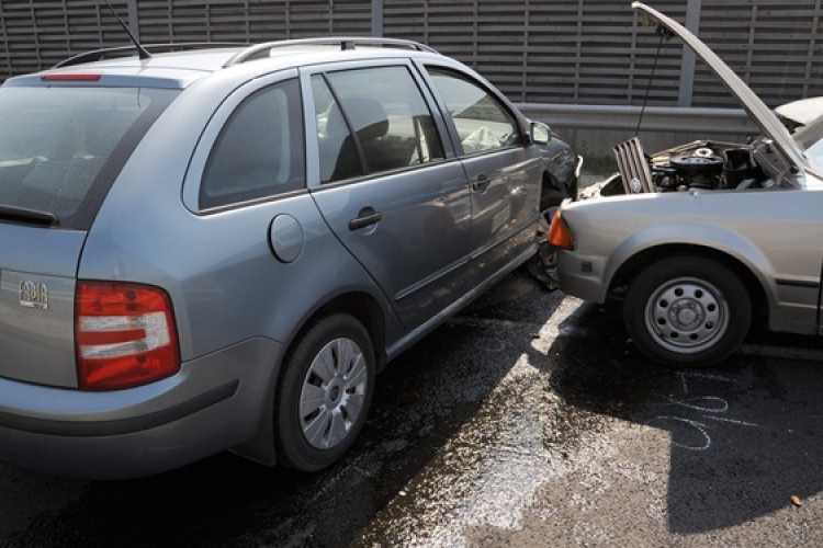 Négy ember sérült meg három balesetben