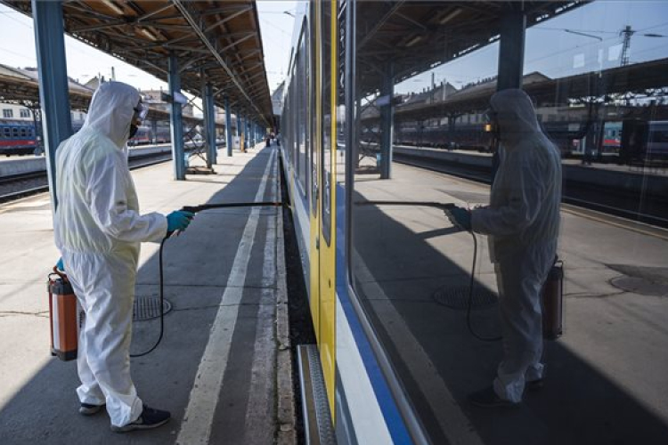 Leszállítják a vonatokról és a volánbuszokról azokat, akiken nincsen maszk