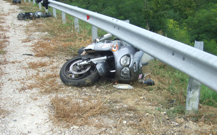 Újabb motorosbaleset a nagykapornaki tetőnél