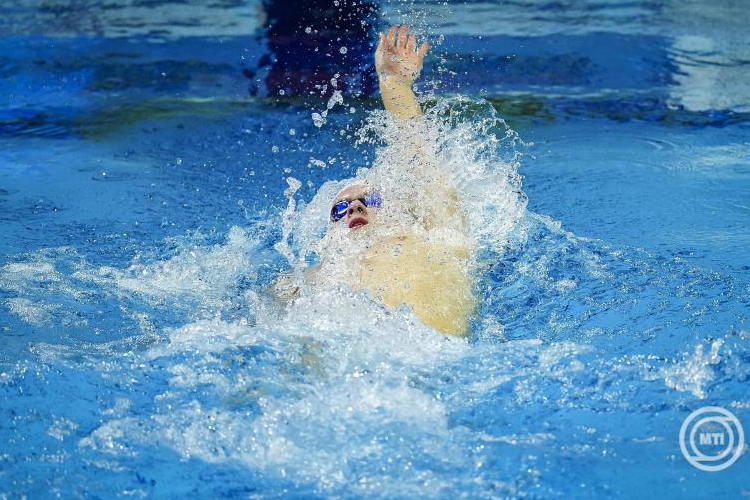 Kós Hubert aranyérmes 200 méter háton