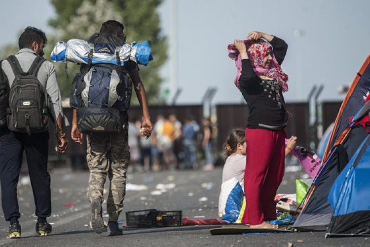 Román embercsempészek cigány népviseletbe öltöztetve visznek migránsokat nyugatra