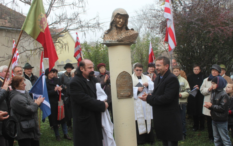 Szobrot állítottak Szent Erzsébet tiszteletére