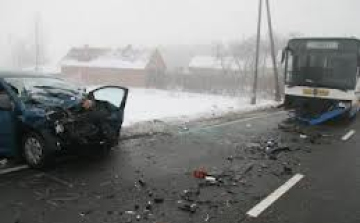 Autóbusz és furgon ütközött össze a 86-os főúton Zalában