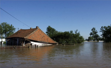 Balaton: a magasabb vízszinthez településeket kellene 