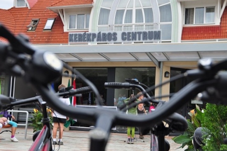 A strandszezonnal együtt kerékpáros centrum is nyílt Zalakaroson