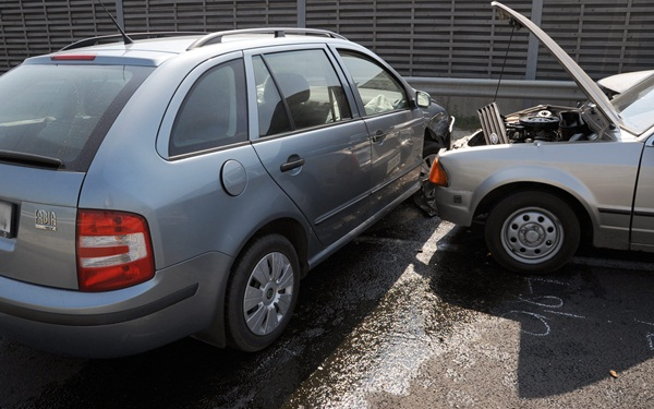 Négy ember sérült meg három balesetben