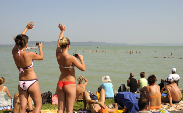 Balaton-átúszással gyűjt a vízimentőknek a brit nagykövet