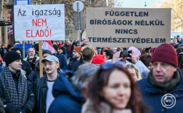 Bírók tüntettek az igazságszolgáltatás függetlenségéért Budapesten