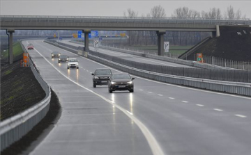 Már többezer jövő évi autópálya-matricát értékesítettek elővételben