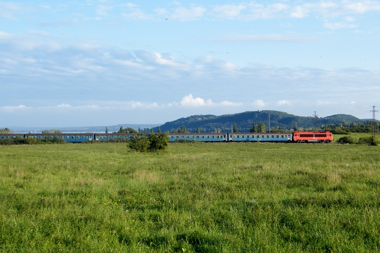 Két év múlva százzal robognak a vonatok a Balatonhoz