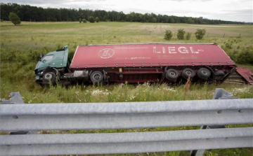Árokba borult egy kamion Zalamkomár közelében