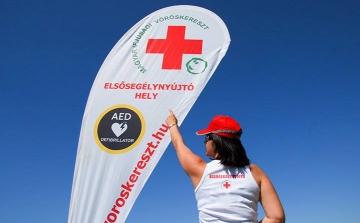 Vöröskeresztes segélynyújtók kezdtek szolgálatot a Balatonnál