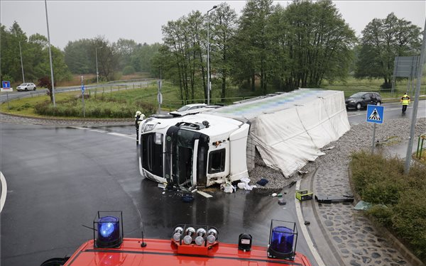 Felborult vontatójában meghalt egy kamionsofőr Nagykanizsán