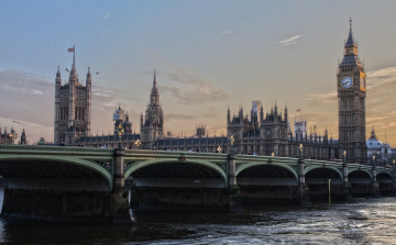 Újabb regionális korlátozások lépnek életbe Nagy-Britanniában