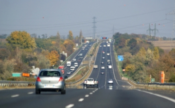 Baleset miatt lezárták az M1-es autópályát Bicskénél