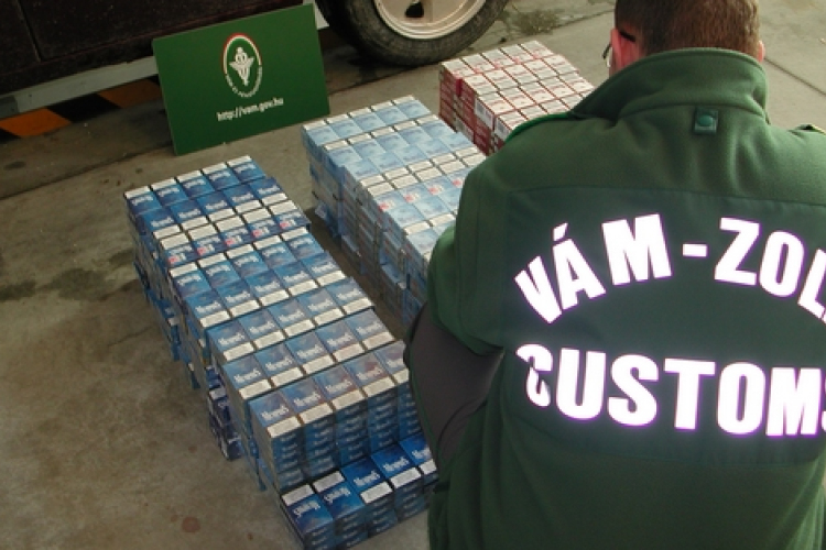 Autómentővel szállították a csempészcigarettát