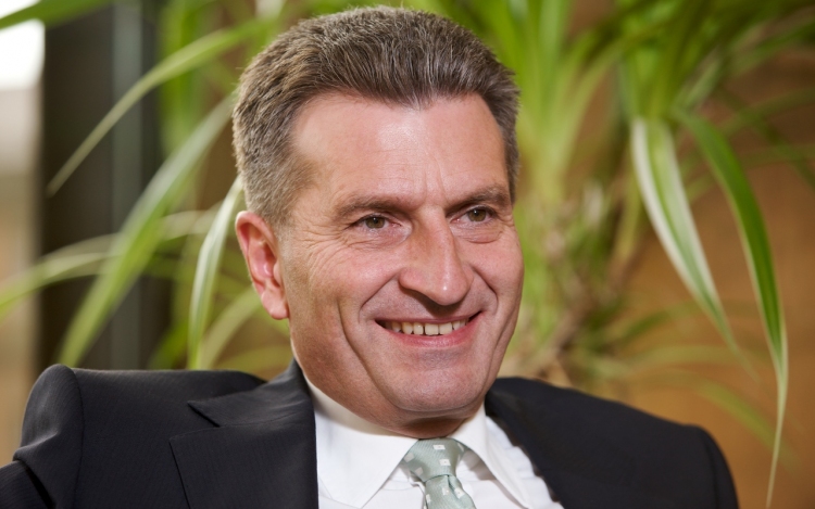 Oettinger: egységes európai energiapolitikával kell visszaszorítani az árakat