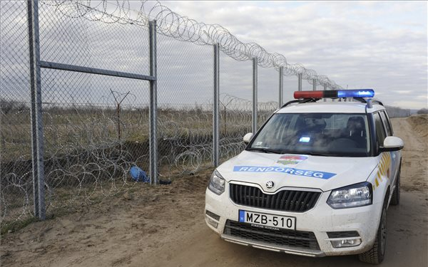 Csaknem háromszáz határsértőt fogtak el a hétvégén