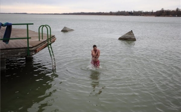 Téli fürdőzés a Balatonban