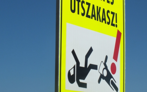 Figyelemfelhívó táblákat helyeztek ki a 76-os főútra