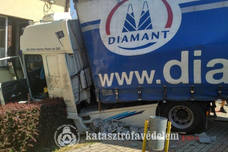 Iskolába rohant egy kamion Magyarszéken