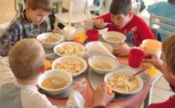 Több százezer gyermek ehet ingyen ősztől