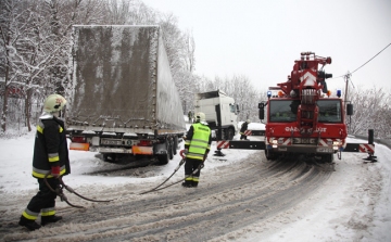 Árvíz - Újabb árhullám, havazás miatt elakadt kamionok Zalában