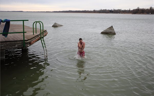 Téli fürdőzés a Balatonban