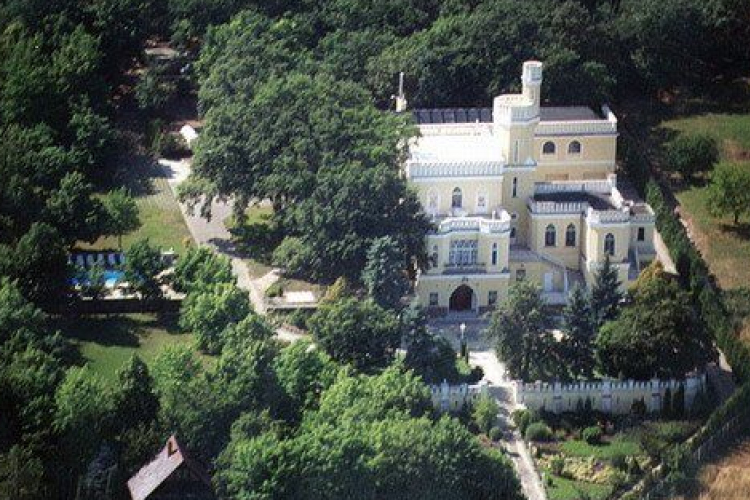 Balaton-parti árapály: most vegyen tízszobás villát, kastélyt!